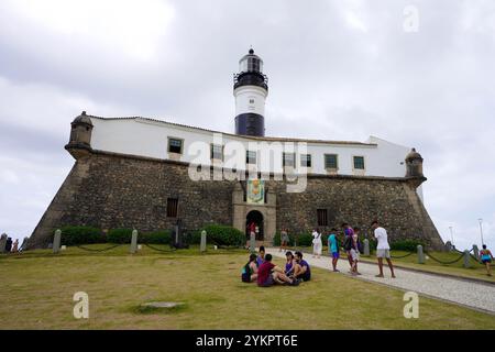 SALVADOR DE BAHIA, BRASILE - 13 OTTOBRE 2024: Forte de Santo Antonio da barra con faro Farol da barra, Salvador de Bahia, Brasile Foto Stock