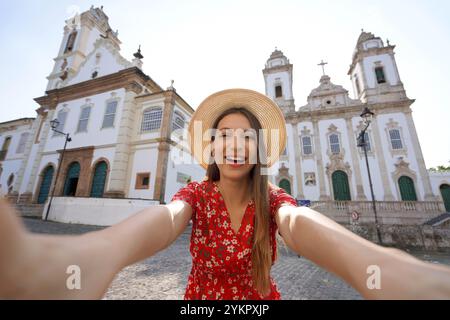 Autoritratto di una giovane donna nel centro storico di Salvador de Bahia, Brasile Foto Stock