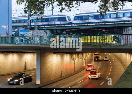 Seguire il sottopassaggio di via Ursula e via Marzellen, linea ferroviaria vicino alla stazione centrale, Colonia, Germania. Gleisunterfuehrung der Ursulastrasse und d Foto Stock