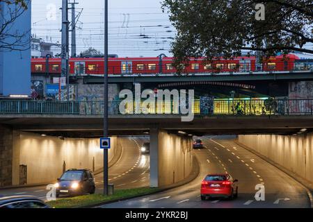 Seguire il sottopassaggio di via Ursula e via Marzellen, linea ferroviaria vicino alla stazione centrale, Colonia, Germania. Gleisunterfuehrung der Ursulastrasse und d Foto Stock