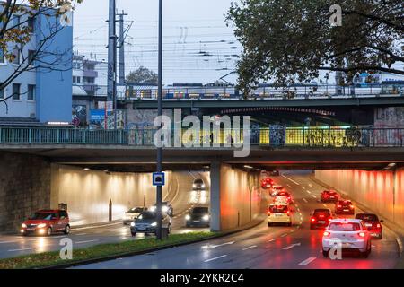 Seguire il sottopassaggio di via Ursula e via Marzellen, linea ferroviaria vicino alla stazione centrale, Colonia, Germania. Gleisunterfuehrung der Ursulastrasse und d Foto Stock