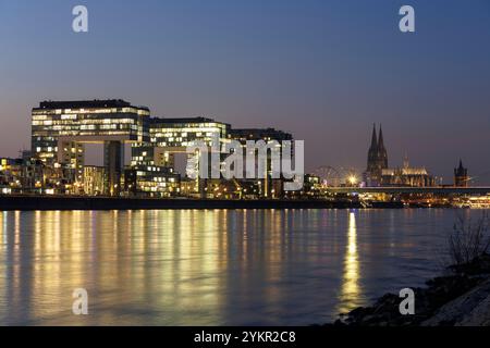 Vista sul Reno fino al Kranhaeuser (Crane Houses) nel porto di Rheinau e la cattedrale, Colonia, Germania. Blick ueber den Rhein zu den Kranhae Foto Stock