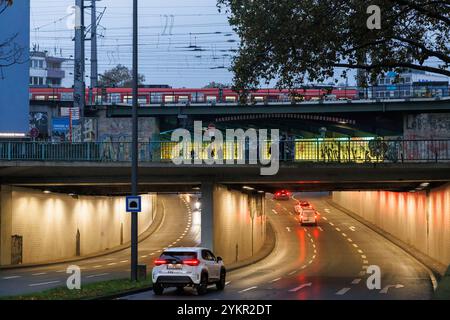 Seguire il sottopassaggio di via Ursula e via Marzellen, linea ferroviaria vicino alla stazione centrale, Colonia, Germania. Gleisunterfuehrung der Ursulastrasse und d Foto Stock