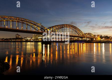 Il Suedbruecke (ponte sud), ponte ferroviario sul Reno, Colonia, Germania. Die Suedbruecke, Eisenbahnbruecke ueber den Rhein, Koeln, Deu Foto Stock