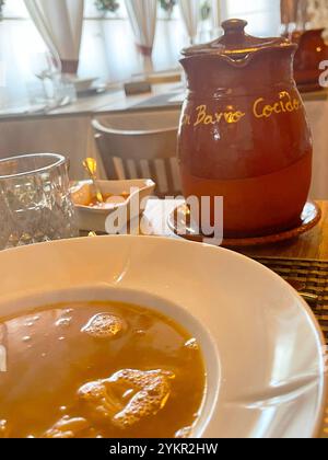 Cocido Madrileño zuppa. Madrid, Spagna. Foto Stock