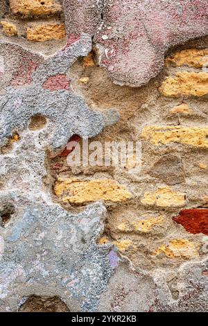 Vecchio cemento grunge incrinato, mattoni e muri di Malta. Foto Stock