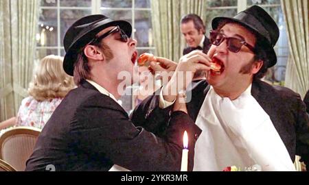 THE BLUES BROTHERS 1980 film della Universal Pictures con Dan Aykroyd a sinistra e John Belushi Foto Stock