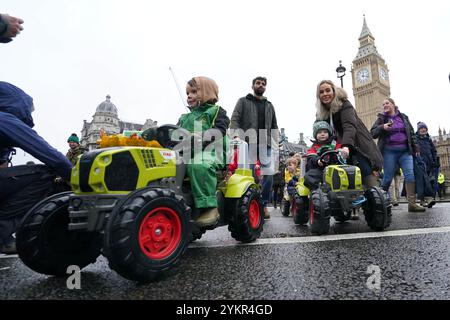 I bambini sui trattori giocattolo durante una protesta degli agricoltori nel centro di Londra per le modifiche alle regole dell'imposta sulle successioni (IHT) nel recente bilancio che introducono nuove tasse sulle aziende agricole per un valore superiore a 1 milione di sterline. Data foto: Martedì 19 novembre 2024. Foto Stock