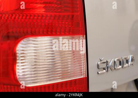 Alcoy, Spagna, 11-19-2024: Primo piano delle luci di posizione posteriori con emblema Skoda Foto Stock