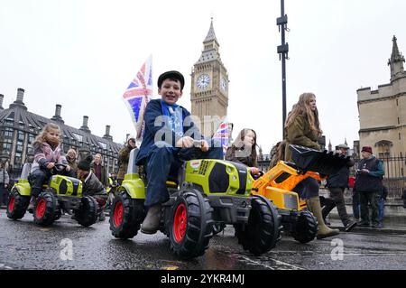 I bambini sui trattori giocattolo durante una protesta degli agricoltori nel centro di Londra per le modifiche alle regole dell'imposta sulle successioni (IHT) nel recente bilancio che introducono nuove tasse sulle aziende agricole per un valore superiore a 1 milione di sterline. Data foto: Martedì 19 novembre 2024. Foto Stock