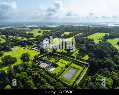 Antony House da un drone, Woodland Garden e Woodland Walk, Torpoint, Cornovaglia, Inghilterra Foto Stock