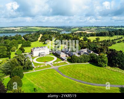 Antony House da un drone, Woodland Garden e Woodland Walk, Torpoint, Cornovaglia, Inghilterra Foto Stock