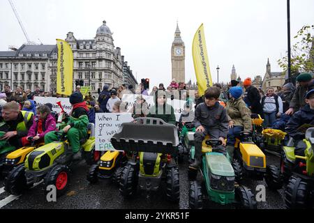 I bambini sui trattori giocattolo durante una protesta degli agricoltori nel centro di Londra per le modifiche alle regole dell'imposta sulle successioni (IHT) nel recente bilancio che introducono nuove tasse sulle aziende agricole per un valore superiore a 1 milione di sterline. Data foto: Martedì 19 novembre 2024. Foto Stock