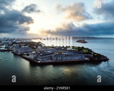 Alba su Plymouth e sul fiume Tamar da un drone, Devon, Inghilterra Foto Stock