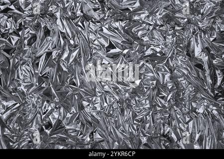 Sfondo a trama brillante con lamina d'argento increspata. Foto Stock