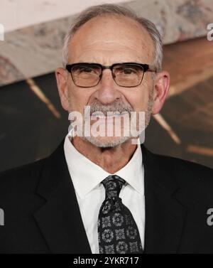 Los Angeles, Stati Uniti. 18 novembre 2024. Arthur Max arriva alla premiere del GLADIATORE II di Los Angeles, tenutasi al TCL Chinese Theatre di Hollywood, CA, lunedì, 18 novembre 2024. (Foto di Sthanlee B. Mirador/Sipa USA) credito: SIPA USA/Alamy Live News Foto Stock