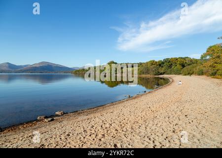 La West Highland Way passa davanti a una spiaggia sul Loch Lomond vicino a Balmaha Foto Stock