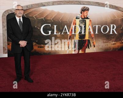 Los Angeles, Stati Uniti. 18 novembre 2024. Arthur Max arriva alla premiere del GLADIATORE II di Los Angeles, tenutasi al TCL Chinese Theatre di Hollywood, CA, lunedì, 18 novembre 2024. (Foto di Sthanlee B. Mirador/Sipa USA) credito: SIPA USA/Alamy Live News Foto Stock