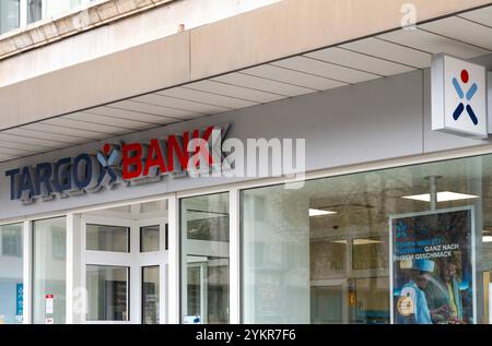 Augusta, Baviera, Germania - 18 novembre 2024: Logo Targobank sulla filiale di Augusta *** Targobank-Logo an der Bank-Filiale ad Augusta Foto Stock
