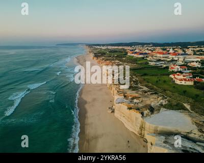 Vista aerea della spiaggia di Praia da Falesia in Algarve, Portogallo. Foto di alta qualità Foto Stock