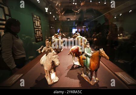 (241119) -- PARIGI, 19 novembre 2024 (Xinhua) -- le persone visitano una mostra intitolata "Tang China -- A Cosmopolitan Dynasty (VII-X secolo)" presso il Museo Nazionale di Arti Asiatiche Guimet a Parigi, Francia, 18 novembre 2024. La mostra è stata inaugurata lunedì al Guimet National Museum of Asian Arts La mostra, diretta dall'ente nazionale cinese per i beni culturali e dal Ministero della Cultura francese, espone oltre 200 pezzi o set di squisiti manufatti provenienti da 32 istituzioni culturali e museali in 10 regioni e città di livello provinciale in Cina. (Xinhua/Gao Jing) Foto Stock