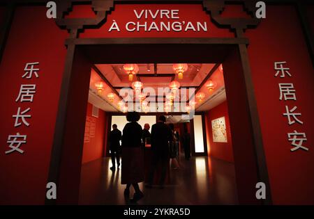 (241119) -- PARIGI, 19 novembre 2024 (Xinhua) -- le persone visitano una mostra intitolata "Tang China -- A Cosmopolitan Dynasty (VII-X secolo)" presso il Museo Nazionale di Arti Asiatiche Guimet a Parigi, Francia, 18 novembre 2024. La mostra è stata inaugurata lunedì al Guimet National Museum of Asian Arts La mostra, diretta dall'ente nazionale cinese per i beni culturali e dal Ministero della Cultura francese, espone oltre 200 pezzi o set di squisiti manufatti provenienti da 32 istituzioni culturali e museali in 10 regioni e città di livello provinciale in Cina. (Xinhua/Gao Jing) Foto Stock