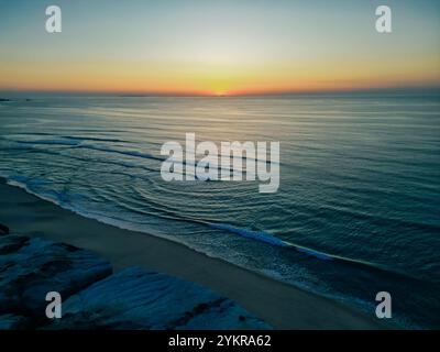 Vista aerea della spiaggia di Praia da Falesia in Algarve, Portogallo. Foto di alta qualità Foto Stock