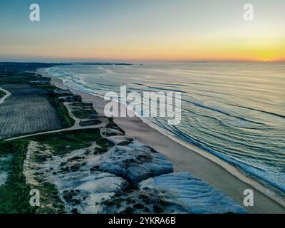 Vista aerea della spiaggia di Praia da Falesia in Algarve, Portogallo. Foto di alta qualità Foto Stock