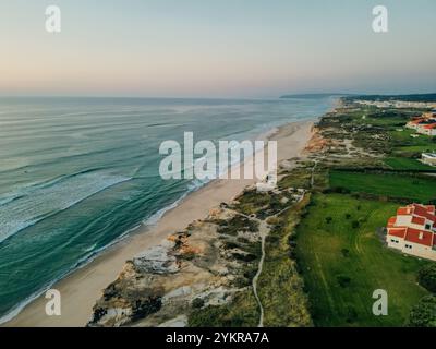 Vista aerea della spiaggia di Praia da Falesia in Algarve, Portogallo. Foto di alta qualità Foto Stock