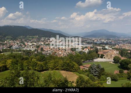 Veduta aerea estiva della città nuova di Bergamo (città bassa) dalle mura cittadine del centro storico (città alta), in Lombardia, Italia. Copiare lo spazio sopra. Foto Stock