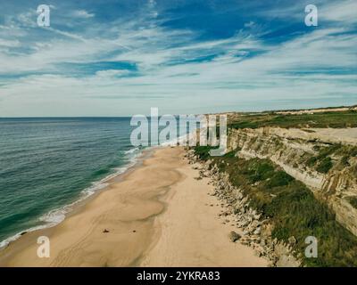 Vista aerea della spiaggia di Praia da Falesia in Algarve, Portogallo. Foto di alta qualità Foto Stock