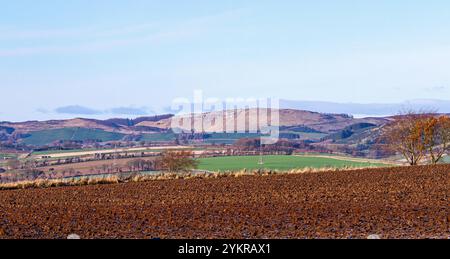 Dundee, Tayside, Scozia, Regno Unito. 19 novembre 2024. Meteo nel Regno Unito: Il freddo e il luminoso sole di novembre, insieme a un po' di gelo, creano un magnifico paesaggio tardo autunnale della Dundee Strathmore Valley e delle Sidlaw Hills in Scozia. Crediti: Dundee Photographics/Alamy Live News Foto Stock