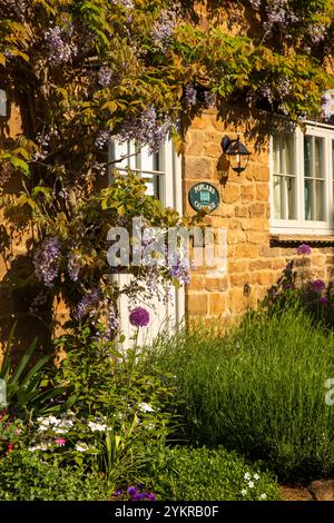 Regno Unito, Inghilterra, Oxfordshire, Wroxton, Mills Lane, attraente porta d'ingresso del Poplars Cottage, casa in pietra di Cotswold Foto Stock