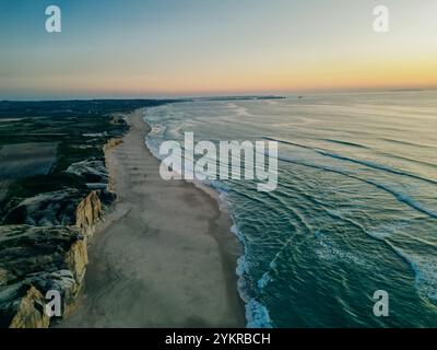 Vista aerea della spiaggia di Praia da Falesia in Algarve, Portogallo. Foto di alta qualità Foto Stock