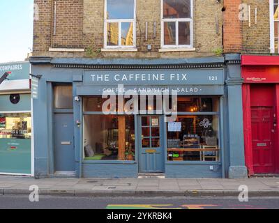 Piccolo caffè indipendente locale, The caffeine Fix, in Stoke Newington Church Street, Hackney, Londra, Regno Unito Foto Stock