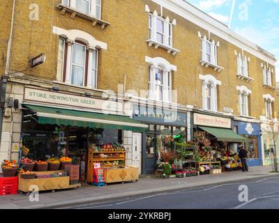 Piccoli negozi indipendenti in Stoke Newington Church Street, Hackney, Londra, Regno Unito Foto Stock