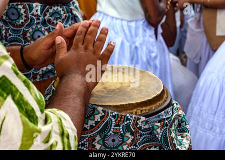 L'atabaco è uno strumento a percussione di origine africana, molto comune in Brasile e ampiamente utilizzato in tutti i tipi di manifestazioni culturali e religiose Foto Stock