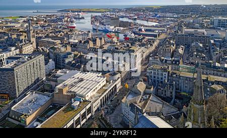 Aberdeen, Scozia, vista da Market Street verso il porto e le barche Foto Stock