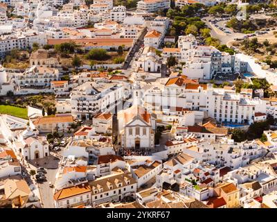 Veduta aerea delle case residenziali e della Chiesa madre di Albufeira, Algarve - Portogallo Foto Stock
