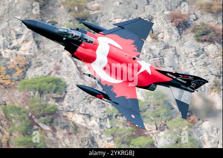 In Turchia - 11.16.2024: Il 50° anniversario degli F-4E nell'Aeronautica militare turca viene celebrato con uno speciale volo a valle e diversi spot Eskişehir Foto Stock