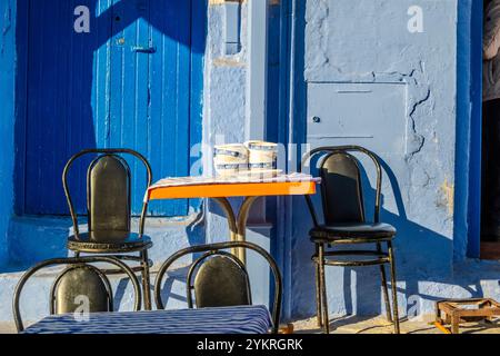 Tavoli e sedie a Chefchaouen, Marocco, Nord Africa Foto Stock