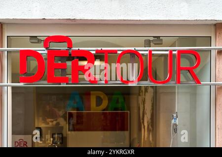Augusta, Baviera, Germania - 18 novembre 2024: Logo dell'agenzia di viaggi DERTOUR presso la filiale di Augusta *** DERTOUR Reisebüro-Logo an der Filiale ad Augusta Foto Stock