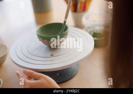 Artigianato che abbraccia un tocco unico di ceramica nel mondo delle belle ceramiche Foto Stock