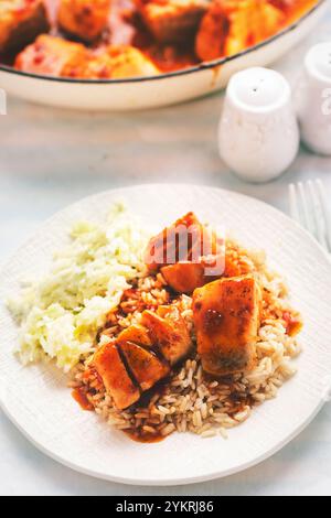 Merluzzo in salsa coreana con riso e insalata di porri Foto Stock