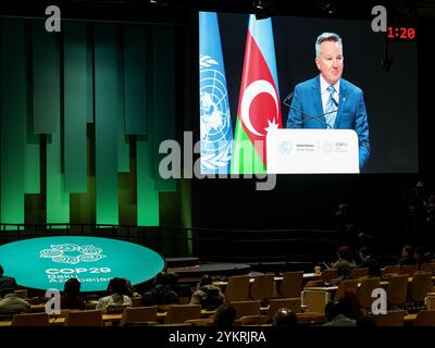 Baku, Azerbaigian, 19 novembre 2024. Chris Bowen, Ministro per i cambiamenti climatici e l'energia dell'Australia, rilascia una dichiarazione nazionale durante il ripreso segmento di alto livello nella sala plenaria di Nizami nella zona blu durante la conferenza delle Nazioni Unite sui cambiamenti climatici COP29, un evento tenuto dall'UNFCCC allo stadio olimpico di Baku. La COP29, in vigore da novembre 11-22, si concentra sulla ricerca di energia pulita per la compensazione delle emissioni di carbonio. Foto Stock