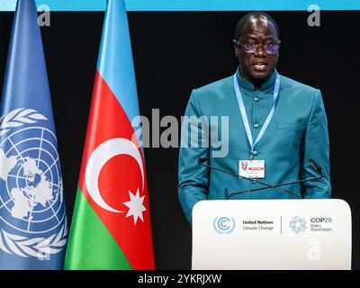 Baku, Azerbaigian, 19 novembre 2024. Daouda Ngom, ministro dell'ambiente e della transizione ecologica del Senegal, rilascia una dichiarazione nazionale durante il segmento di alto livello ripreso nella sala plenaria di Nizami nella zona blu durante la conferenza delle Nazioni Unite sui cambiamenti climatici COP29, un evento tenuto dall'UNFCCC allo stadio olimpico di Baku. La COP29, in vigore da novembre 11-22, si concentra sulla ricerca di energia pulita per la compensazione delle emissioni di carbonio. Foto Stock