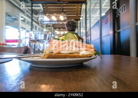 Sandwich con gamberi pelati e maionese in un caffè di Katrineholm in svezia Foto Stock