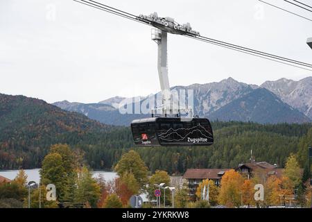 Zugspitzseilbahn am Bahnhof Eibsee - Zugspitze 11.10.2024: Zugspitzgipfel *** funivia Zugspitze presso la stazione Eibsee Zugspitze 11 10 2024 cima Zugspitze Foto Stock