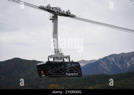 Zugspitzseilbahn am Bahnhof Eibsee - Zugspitze 11.10.2024: Zugspitzgipfel *** funivia Zugspitze presso la stazione Eibsee Zugspitze 11 10 2024 cima Zugspitze Foto Stock