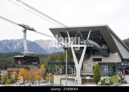 Zugspitzseilbahn am Bahnhof Eibsee - Zugspitze 11.10.2024: Zugspitzgipfel *** funivia Zugspitze presso la stazione Eibsee Zugspitze 11 10 2024 cima Zugspitze Foto Stock